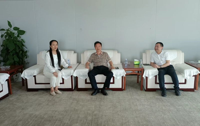 岳氏集團董事長岳平安、北京中郵鴻運董事副總黃貴斌拜訪中展航空