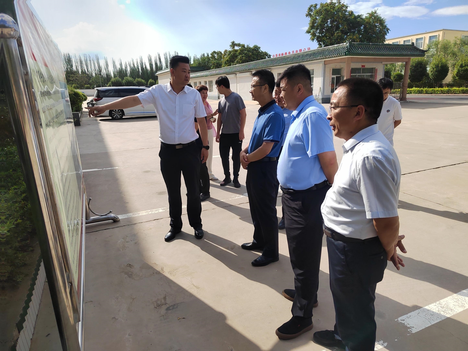 石嘴山市市委常委、政府副市長(zhǎng)孫鋒彪蒞臨寧夏興康恒潤(rùn)農(nóng)業(yè)科技發(fā)展有限公司調(diào)研